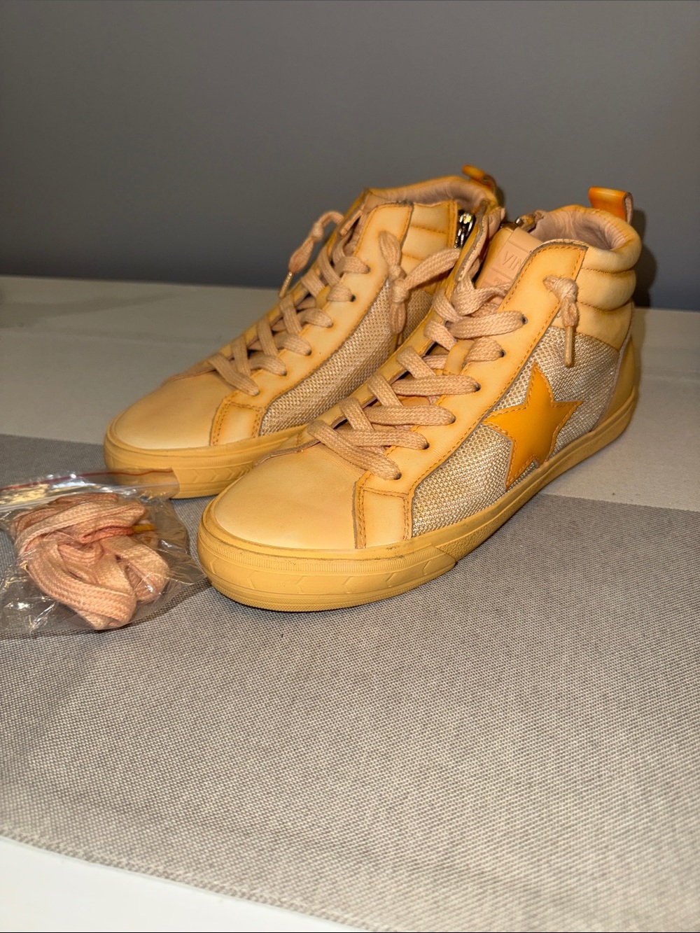 Vintage Havana serious peach Women's High-Top Star Accent Sneakers size 7.5